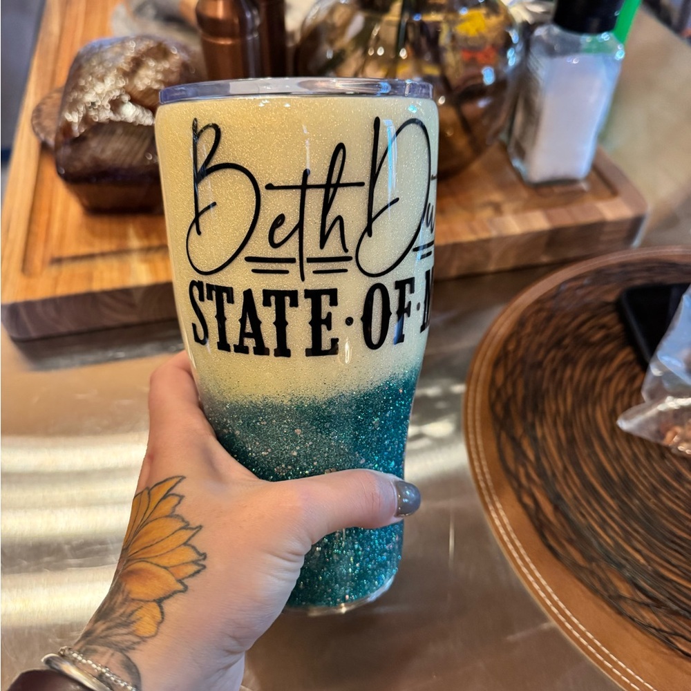 30oz Yellowstone “Beth Dutton” Glitter Ombre Tumbler - Picture 2 of 5